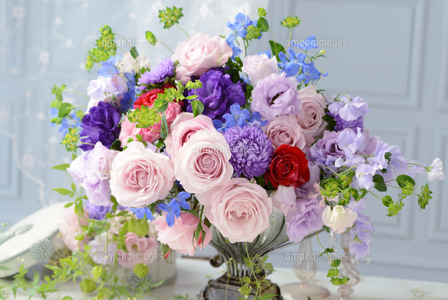 ピンクと紫のフラワーアレンジメント[21002004319]の写真・イラスト