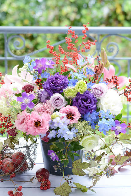 フラワーアレンジメント の写真素材 イラスト素材 アマナイメージズ