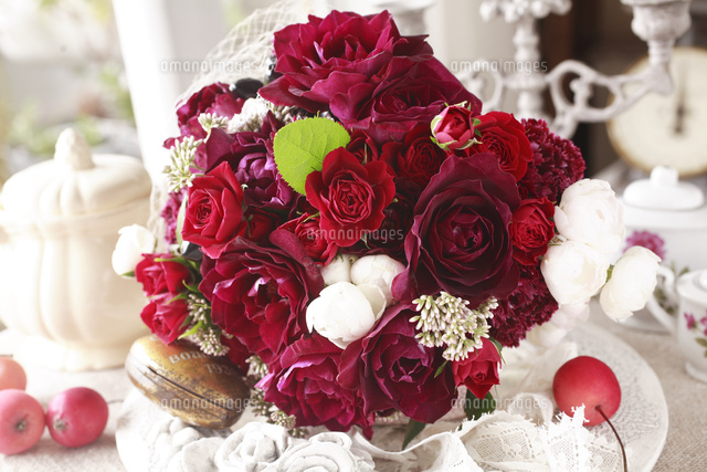 えんじ色のバラのブーケ の写真素材 イラスト素材 アマナイメージズ