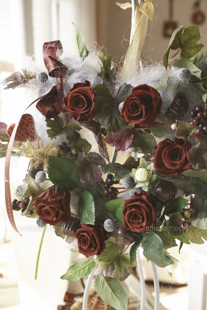 チョコレート色のバラのプリザーブドフラワー ハート型リース の写真素材 イラスト素材 アマナイメージズ