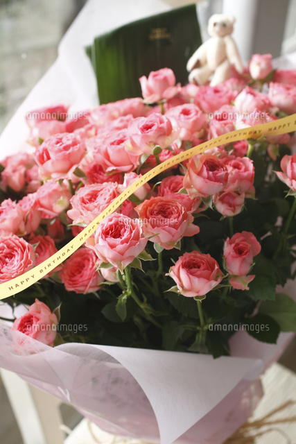 ピンクのバラの誕生日祝いの花束 の写真素材 イラスト素材 アマナイメージズ