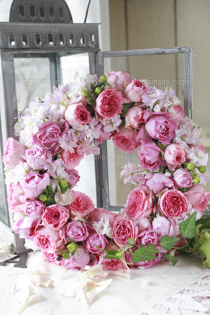 ピンクのバラとデルフィニウムのリース[21024004105]の写真・イラスト  