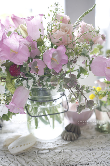 カンパニュラのアレンジメント の写真素材 イラスト素材 アマナイメージズ