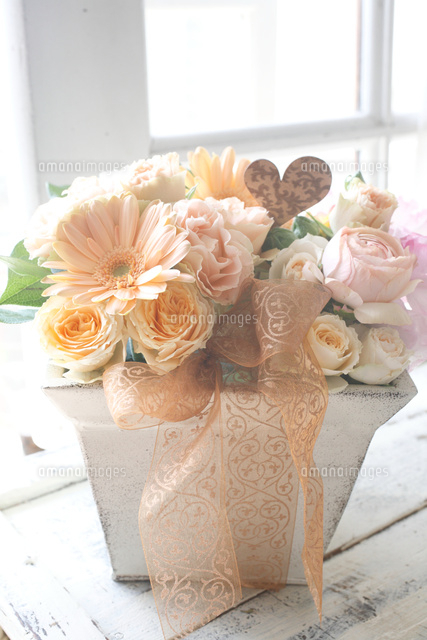 アプリコット色のガーベラとバラのアレンジメント の写真素材 イラスト素材 アマナイメージズ