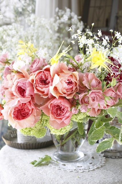 アプリコット色のバラのアレンジメント の写真素材 イラスト素材 アマナイメージズ