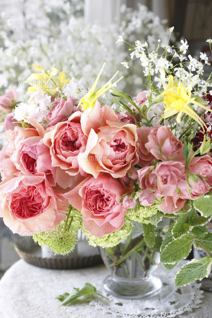 アプリコット色のバラのアレンジメント の写真素材 イラスト素材 アマナイメージズ