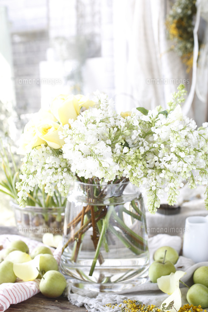 白いライラックのフラワーアレンジメント の写真素材 イラスト素材 アマナイメージズ