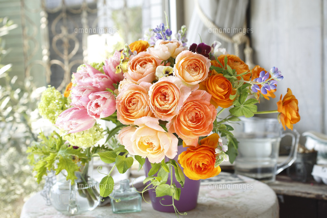 オレンジ色のバラのフラワーアレンジメント[21024009029]の写真