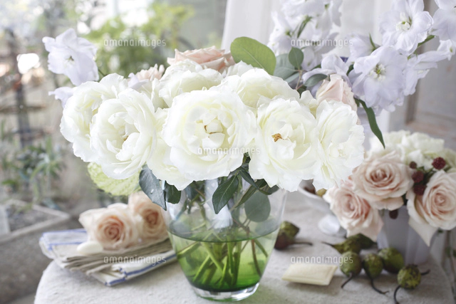 白いバラのフラワーアレンジメント[21024010008]の写真・イラスト素材