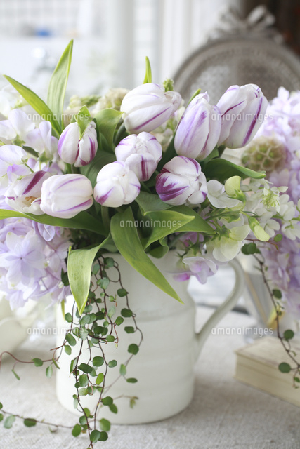 紫と白の造花アレンジメント 白・グリーン・紫系のお任せ