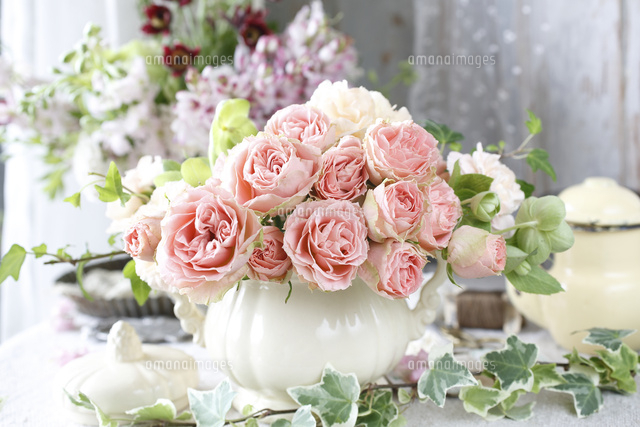 アプリコットカラーのバラのフラワーアレンジメント の写真素材 イラスト素材 アマナイメージズ