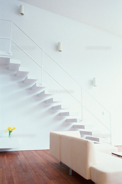 白い階段が壁面にあるリビングルーム の写真素材 イラスト素材 アマナイメージズ