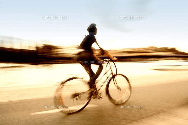 自転車に乗る人 の写真素材 イラスト素材 アマナイメージズ