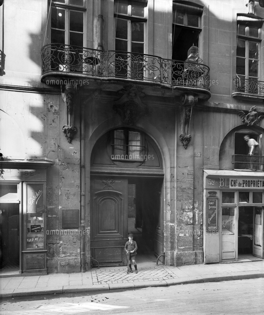 Young boy before no 52, rue Saint-Andre-des-Arts, 1920[22040217790]の写真 ...