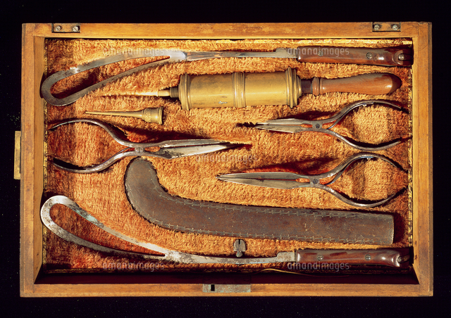 Box of obstetric instruments[22040221848]の写真素材・イラスト素材｜アマナイメージズ