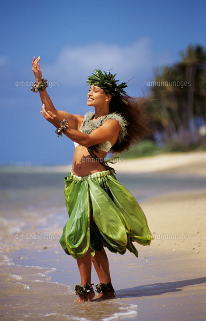 Hawaiian woman dancing hula shoreline[22157008714]の写真・イラスト