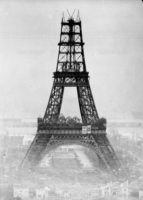 エッフェル塔の建設 パリ 18年 の写真素材 イラスト素材 アマナイメージズ
