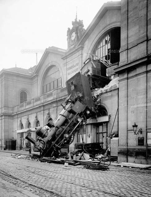 モンパルナス駅脱線事故　1895年　鉄道写真　機関車 モンパルナス駅鉄道事故（1895年10月22日）[22177003504]の写真