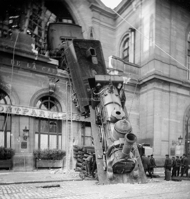 モンパルナス駅脱線事故　1895年　鉄道写真　機関車 モンパルナス駅鉄道事故（1895年10月22日）[22177003502]の写真