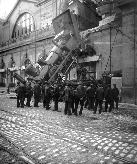 モンパルナス駅脱線事故　1895年　鉄道写真　機関車 モンパルナス駅鉄道事故（1895年10月22日）[22177003444]の写真