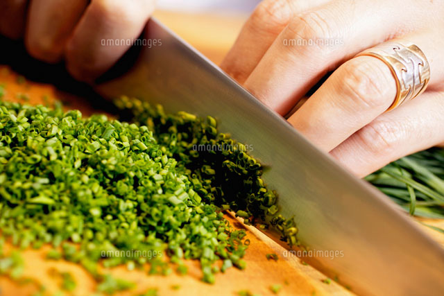 Chopping fresh chives[22199039231]の写真素材・イラスト素材｜アマナイメージズ