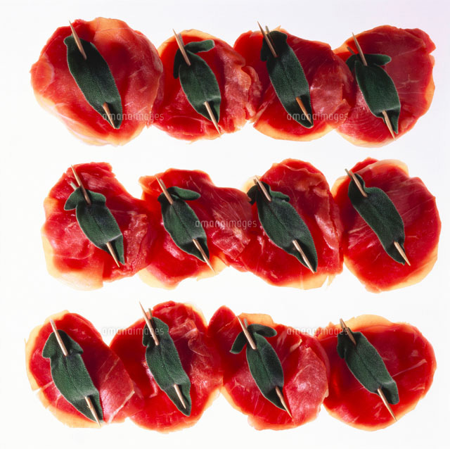 Raw veal escalope with sage and ham[22199042792]の写真素材・イラスト素材｜アマナイメージズ