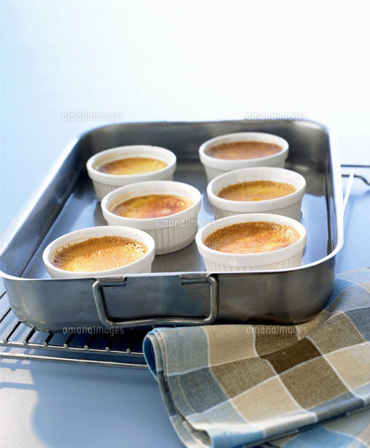 Creme caramels in ramekins in a bainmarie[22199049788]の写真素材・イラスト素材｜アマナ