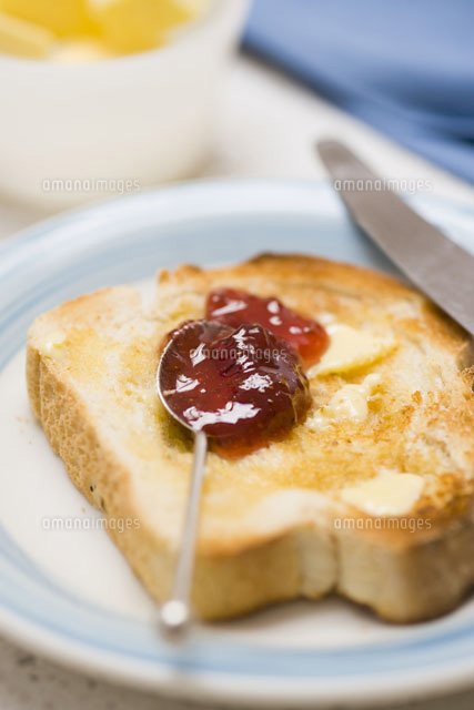 Buttered toast with strawberry jam[22199054569]の写真素材・イラスト素材｜アマナイメージズ