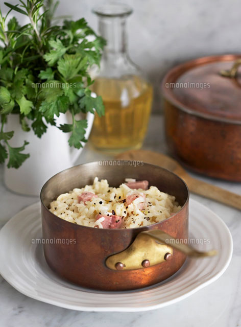 Risotto in a copper pan[22199057744]の写真素材・イラスト素材｜アマナイメージズ
