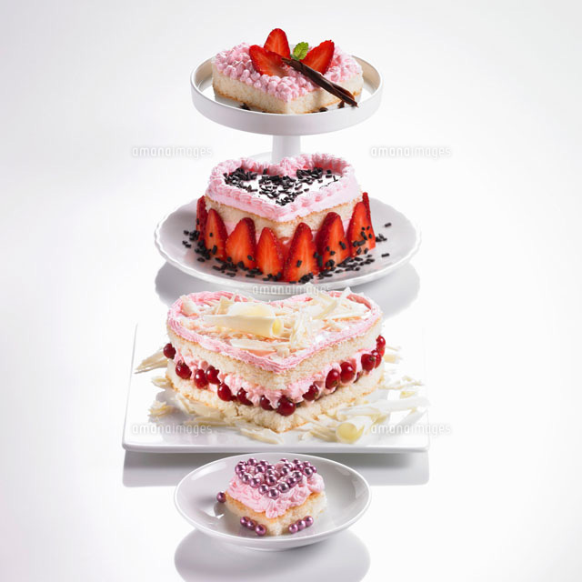 Four Heart Shaped Sponge Cakes With Redcurrants Or Strawberr 22199059483 の写真素材 イラスト素材 アマナイメージズ