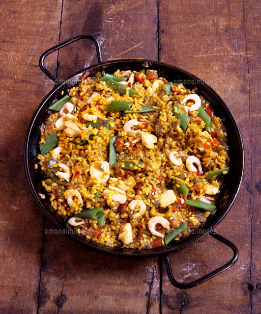 Paella with chicken and shrimps in pan[22199063032]の写真素材・イラスト素材｜アマナイメージズ