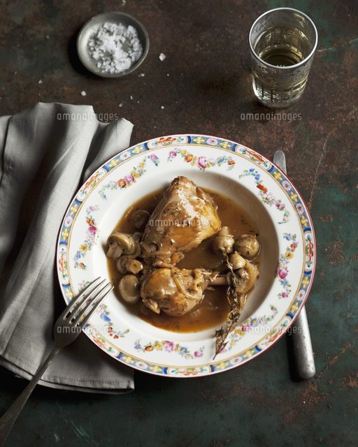 Potroast chicken with mushrooms[22199078789]の写真素材・イラスト素材｜アマナイメージズ