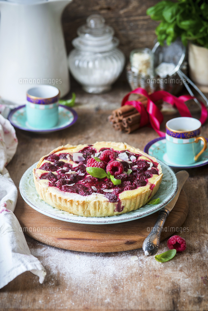 Raspberry tart with cottage cheese[22199087685]の写真素材・イラスト素材｜アマナイメージズ