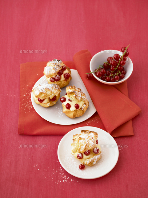 Profiteroles with red currant cream[22199090464]の写真素材・イラスト素材｜アマナイメージズ