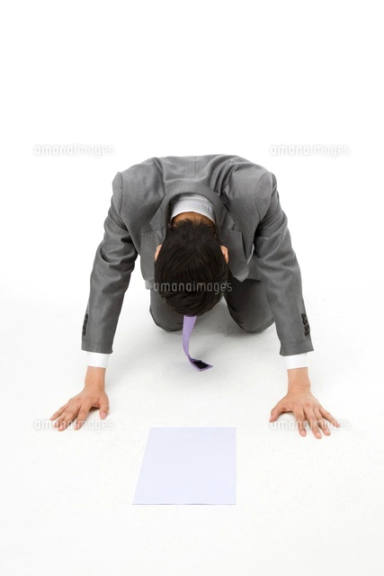 土下座の写真素材 ストックフォト アマナイメージズ