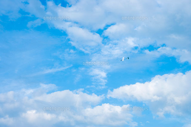 青空に飛行機 の写真素材 イラスト素材 アマナイメージズ