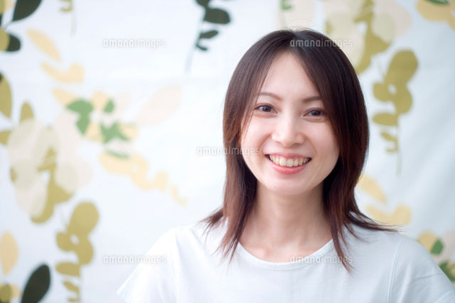 笑顔の日本人女性ポートレート の写真素材 イラスト素材 アマナイメージズ