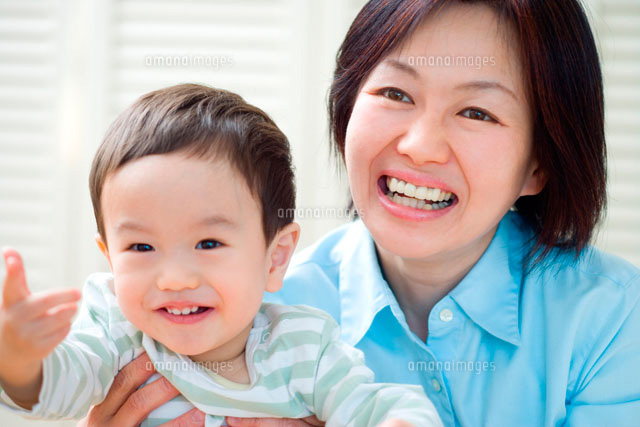 母親に抱かれた笑顔の日本人赤ちゃん の写真素材 イラスト素材 アマナイメージズ