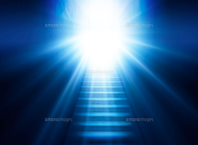 階段の先から光があふれるイメージ の写真素材 イラスト素材 アマナイメージズ