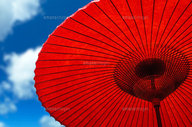 番傘と青空 の写真素材 イラスト素材 アマナイメージズ