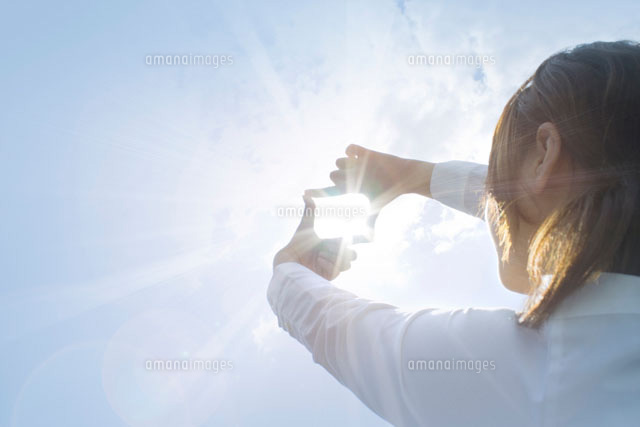 太陽に手をかざす日本人女性[22323001445]の写真素材・イラスト素材｜アマナイメージズ