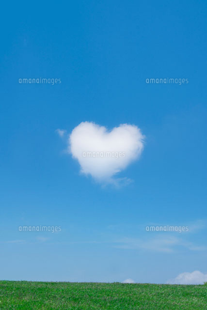 青空に浮かぶハートの形をした雲[22323001547]の写真・イラスト素材