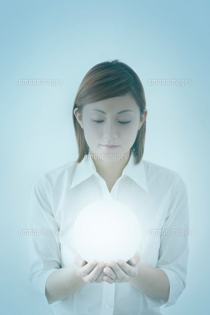 輝く球体を手に持つ日本人女性 の写真素材 イラスト素材 アマナイメージズ