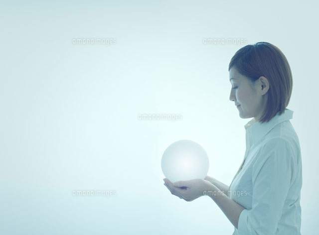 輝く球体を手に持つ日本人女性 の写真素材 イラスト素材 アマナイメージズ