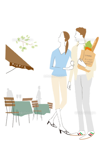 オープンカフェの前を歩く買い物帰りのカップル の写真素材 イラスト素材 アマナイメージズ