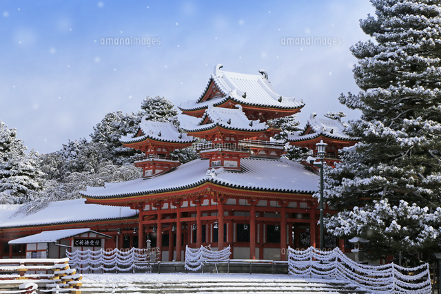京都府 平安神宮 雪 の写真素材 イラスト素材 アマナイメージズ