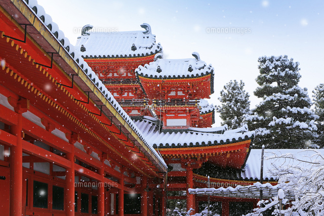 京都府 平安神宮 雪景色 の写真素材 イラスト素材 アマナイメージズ