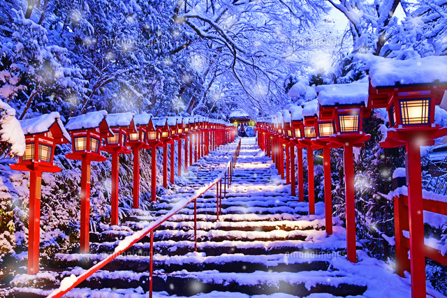 赤絵三段飾り　雪景色朝日 京都府 京都市 貴船神社 雪景色 ライトアップ[22456006152]の写真