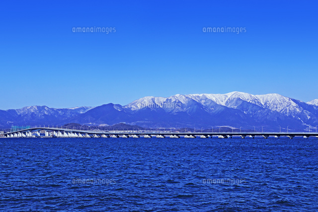 滋賀県 琵琶湖大橋と比良山 の写真素材 イラスト素材 アマナイメージズ