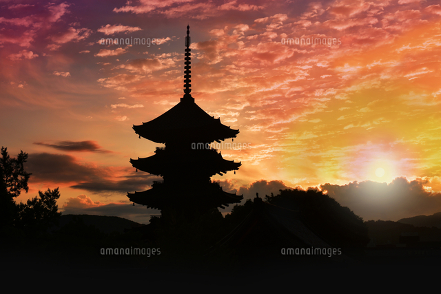 朝焼けの東寺 朝日 京都府 京都市 の写真素材 イラスト素材 アマナイメージズ